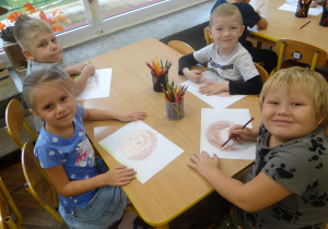 Przedszkolaki podczas rysowania